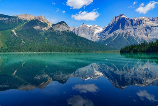 Image de montagnes avec un lac